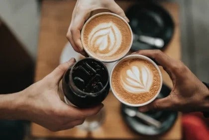 فنجانان قهوة مع رغوة وكوب قهوة باردة