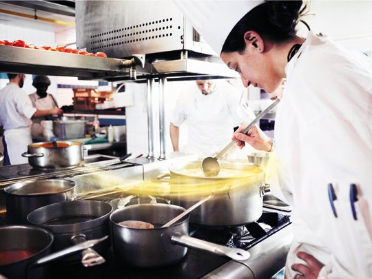 تحضير الشيف الطعام في المطبخ